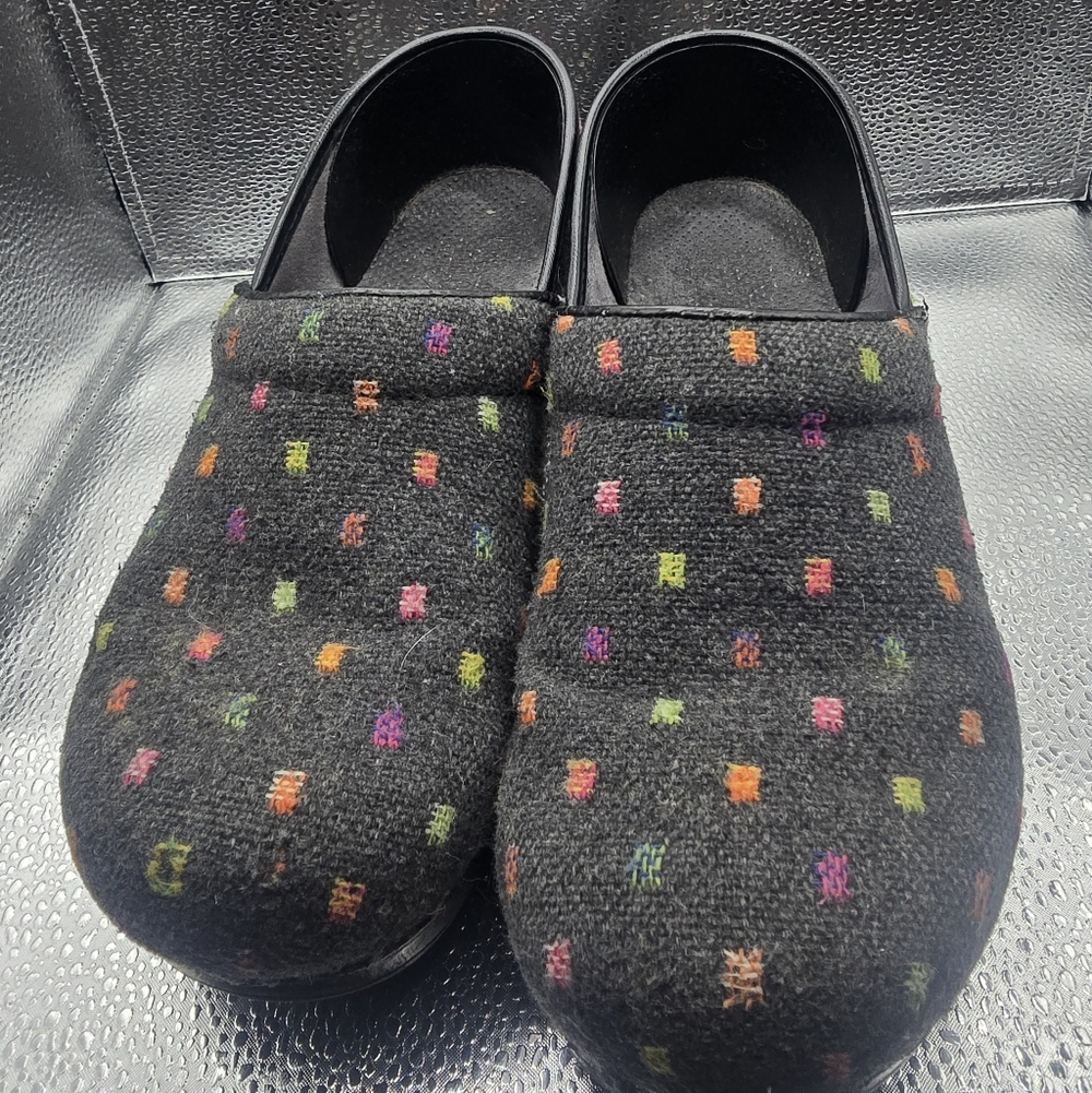 Dansko Colorful Dotted  size 7- 7.5 Clogs narriw foot.